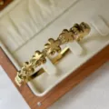Hochwertiger 18K vergoldeter Edelstahl-Armreif mit Herz- und Blumendiamantmotiven - Sieben Blumen Perlen Stil / 60mm Innendurchmesser