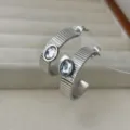 Elegante silberne C-Creolen aus Edelstahl mit Streifen und einem ovalen Zirkonia - Silber Gestreifter Weißer Strass C-Creolen-Stil / Silber