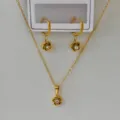 Goldenes Camellia-Schmuckset aus Edelstahl mit Halskette und eleganten Creolen - 8mm Kamelie Halskette und Ohrringe / Gold