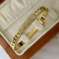 18K vergoldeter Edelstahl Armreif mit Pavé Kristallen in luxuriöser Schmuckschatulle - Kette Quadrat Strass Stil / 60mm Innendurchmesser