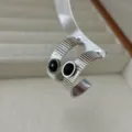 Elegante gerippte Edelstahl-C-Creolen mit einem schwarzen ovalen Schmuckstein-Stecker. - Silber Gestreifter Schwarzer Strass C-Creolen-Stil / Silber