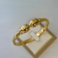 Eleganter 18 Karat vergoldeter Edelstahl Armreif mit funkelnden Strasssteinen Dekor - Doppelschlangenkopf Strass Armreif Gold / 60mm Innendurchmesser