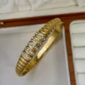 Elegantes vergoldetes 18k Edelstahl-Armband mit Rippendesign und Schmucksteinen - 5-Reihiger Stein-Stil / Gold