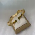 Eleganter goldener Edelstahl-Armreif mit Wellendesign und glatt polierter Innenfläche - Band-Armreif Gold