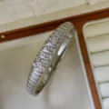 Eleganter silberner Edelstahlarmreif mit Rippenstruktur und funkelnden Kristallen - 5-Reihiger Stein-Stil / Silber