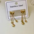 Elegante goldene Edelstahl-Schleifenohrringe mit Herz- und Kugel-Hängeketten - Quasten Herz Schleifenohrringe / Gold