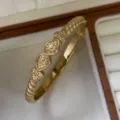Eleganter 18 Karat vergoldeter Edelstahl Armreif mit Tropfenstruktur in Schmuckschachtel - Wassertropfen-Stil / Gold