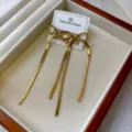 Elegante vergoldete Edelstahl-Schleifenohrringe mit langen Schlangenkettchen-Quasten - Große Flache Schlangenkette Schleife / Gold