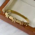 Vintage 18K vergoldeter Edelstahl Gänseblümchen Armreif in einer luxuriösen Holzbox - 6mm Fünf Blumen Stil / Gold