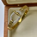 Luxuriöser goldener Edelstahl-Armreif mit Kristall-Pavé-Oval und horizontalem Stab - T-Bar Oval Strass Stil