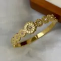 18K vergoldeter Edelstahl-Armreif mit Gänseblümchen und Kristall - Großer Und Kleiner Gänseblümchen Stil / Gold