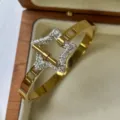 Luxuriöser goldener Armreif aus Edelstahl mit Stern und Strasssteinen und OT-Verschluss - T-Bar Stern Strass Stil
