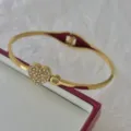Eleganter 18K vergoldeter Edelstahl Armreif mit einem mit Strass besetzten Herzen - Pave Herz Elastischer Armreif / 12mm