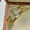 Stijlvolle goudkleurige roestvrijstalen OT-armband met pavé kristallen cirkel. - T-Bar Cirkel Strass Stijl