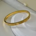 Gestreiftes Armband aus 18 Karat vergoldetem Edelstahl mit funkelndem Kleeblatt-Motiv - Gestreifter Klee Armreif / 6mm
