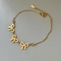 Elegante minimalistische vergoldete Schleifenkette mit funkelnden Kristallakzenten - Schleife Strass Armband / Gold