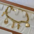 Charm-Armband aus 18 Karat vergoldetem Edelstahl mit Schlüssel-, Lippenstift- und Taschenanhängern - Lippenstift Tasche High Heel Armband