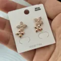 Elegante vierblättrige Kleeblatt-Ohrstecker aus Roségold mit Zirkonia und Silberstiften - Ohrstecker / Roségold