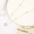 Elegante Edelstahlkette mit weißem Muschel-Blumenanhänger und goldenen Akzenten - Halskette / Gold