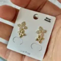 Vergoldete Blumen-Zirkonia-Ohrstecker auf Silbernadelkarte - Ohrstecker / Gold