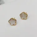 Elegante minimalistische Edelstahl-Ohrstecker Blume mit natürlichem Muschel-Inlay - Ohrstecker / Gold