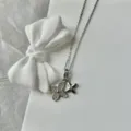 Eleganter silberfarbener Halskette mit zwei Kleeblatt-Anhängern und Zirkoniasteinen - Halskette / Silber