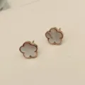 Elegante Ohrstecker aus Roségold in Blumenform mit weißer Muschel-Einlage-Details - Ohrstecker / Roségold
