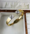 Eleganter vergoldeter Edelstahl-Armreif mit Kristall-Pyramiden-Enden - Gold
