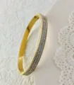 Eleganter Armreif aus goldenem Titanstahl mit drei Reihen funkelnder Kristalle, 6 mm - Gold
