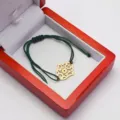 Grünes Webarmband mit goldenem Hamsa-Hand-Anhänger aus Edelstahl in einer roten Box - Grüne Kordel Hand