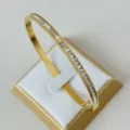 Elegantes 4mm goldfarbenes Titanstahl-Armband mit weißem Muschelinlay und CZ-Steinen - Quadratischer Strass-Muschel-Stil / Gold