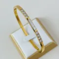 Bracciale rigido in acciaio al titanio dorato con zirconia e inserto in conchiglia - Stile Conchiglia con Zirconia / Oro