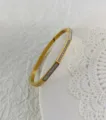 Elegante bracciale in acciaio al titanio con zirconi e finitura in madreperla bianca - Bracciale rigido con zirconi quadrati da 4 mm / Oro