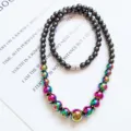 Gros plan détaillé du collier de perles magnétiques multicouches avec des perles métalliques. - Chaîne de tour / Multicolore
