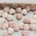 Detailansicht von polierten Rosenquarz-Herzsteinen, Heilsteine für DIY-Bastelarbeiten. - 27 mm Rosenquarz mit Bohrung / 27mm / Rosa