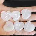 Nahaufnahme Detail des handgefertigten Rosenquarz Herz Anhängers für DIY Schmuckherstellung. - 3 cm Rosenquarz-Herz / Rosa