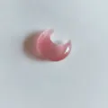 Détail d'un pendentif en forme de croissant de lune en pierre œil de chat rose poli - Pendentif Lune Œil de Chat Synthétique (Pendentif Seul) / Rose