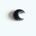 Détail macro d'un pendentif en forme de croissant de lune en pierre d'obsidienne noire - Couleur Obsidienne Argentée