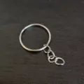 Metal flat key ring with a four-segment chain, perfect for DIY crafts and hardware accessories. - 22mm Ring & 4-Link Twist Chain
