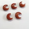 Vue détaillée de cinq pendentifs en jaspe rouge poli en forme de croissant de lune - Rouge