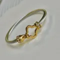 Eleganter, 18 Karat vergoldeter Edelstahl-Kabelarmreif mit funkelndem Kleeblatt-Kristallverschluss - Zweifarbiger Hohler Kleeblatt Kabel Armreif