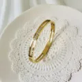 Eleganter vergoldeter Titanstahl-Armreif mit sternenförmigen Strass-Inlay-Details - Linie Hohl-Stil / 6mm / Gold