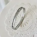 Eleganter Armreif aus Titanstahl mit funkelnden Steinen in silbernem Finish. - Linie Hohl-Stil / 6mm / Silber