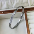 Elegante titanium stalen armband met glinsterende zirkonia's in een zilveren gepolijste finish - Lijnstijl / 4mm / Zilver