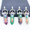 Colgante de columna hexagonal de piedra natural con diamantes de imitación de 7 chakras, collar - Fluorita