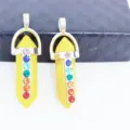 Detalle de colgante de columna hexagonal de cristal amarillo, joyería con incrustaciones de pedrería - Amarillo