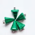 Vista dettagliata del pendente a cono in pietra di malachite verde per collane e accessori. - Malachite (Sintetico)