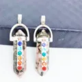 Detalle de primer plano del colgante de cristal hexagonal con pedrería colorida y argolla. - Rodonita con líneas negras