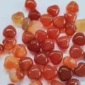 Set aus 15 mm herzförmigen natürlichen Karneol-Achaten für Dekoration und Schmuckherstellung - 5 Stück / Roter Achat