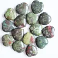 Sammlung von 25 mm herzförmigen Natursteinen aus Drachenblut-Jaspis auf weißem Hintergrund - Drachenblutstein